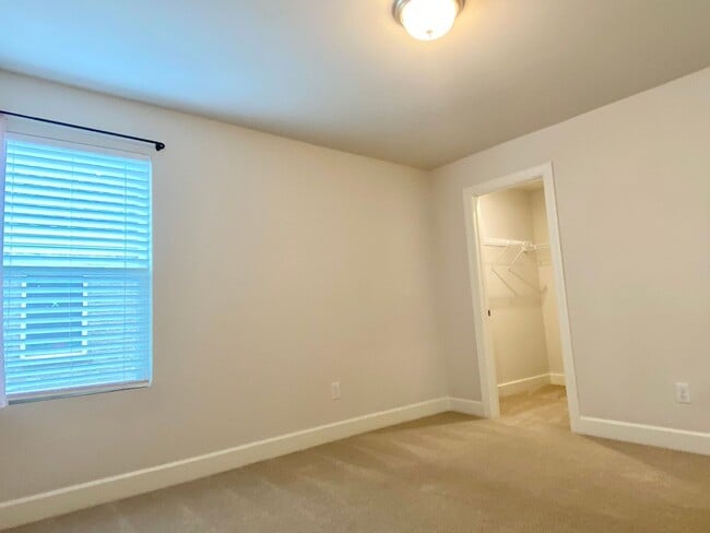 Building Photo - 4 Bedroom, 3 Bath Home w/ 2 Car Garage