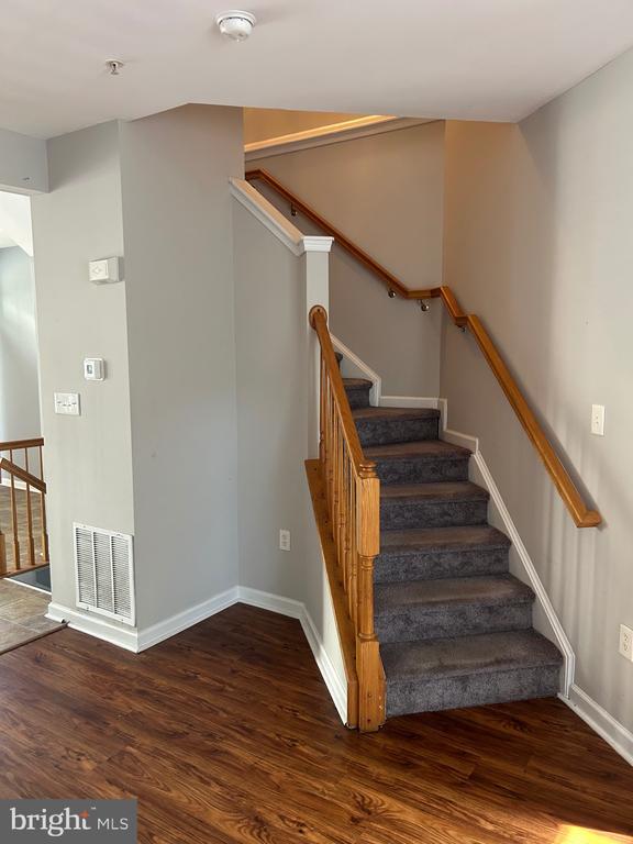 Building Photo - 9602 Woodview Dr