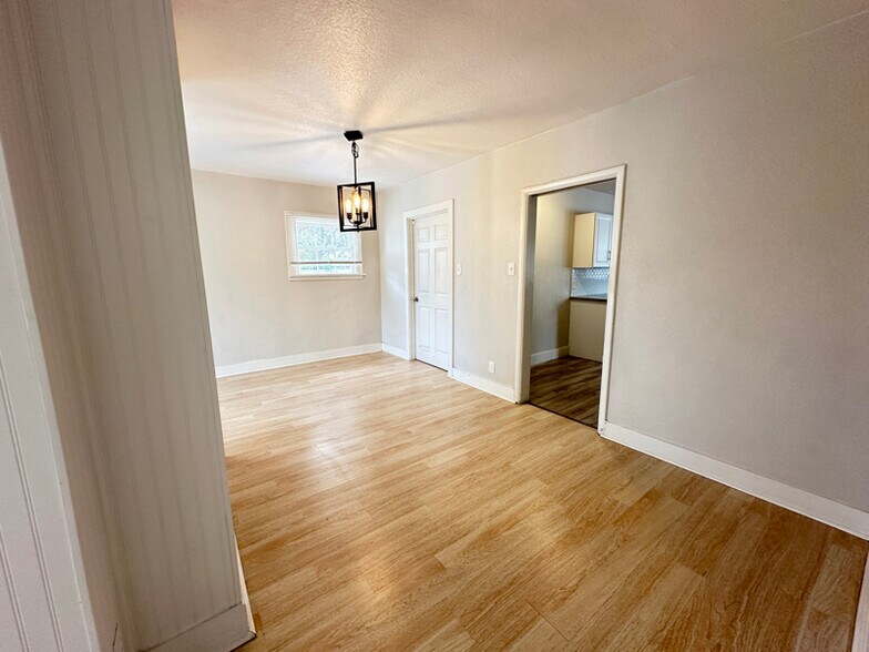 Building Photo - 1423 7th Ave