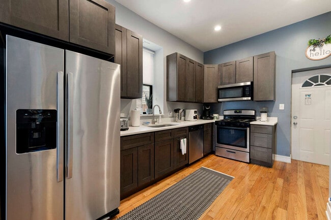 Building Photo - 109 S Paulina St