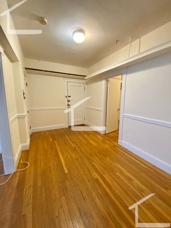 Building Photo - Large 2 Bed Available NOW!!!