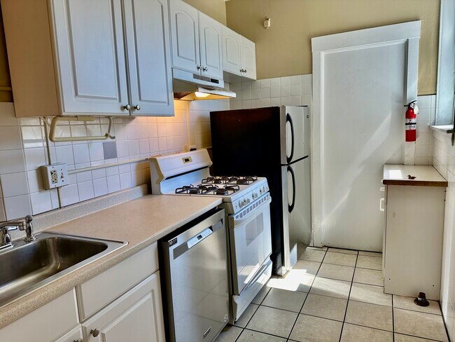 Building Photo - 74 Egmont St