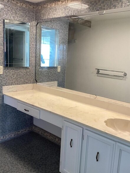 Building Photo - 00 Bridgewood Dr