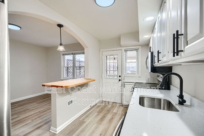 Building Photo - 2735 Moorgate Rd