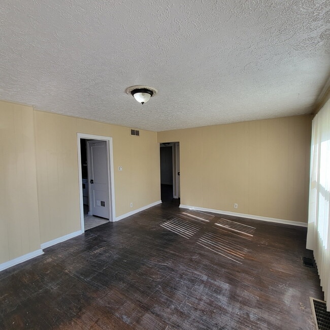 Building Photo - West Indy 2BR House Ready To Lease!