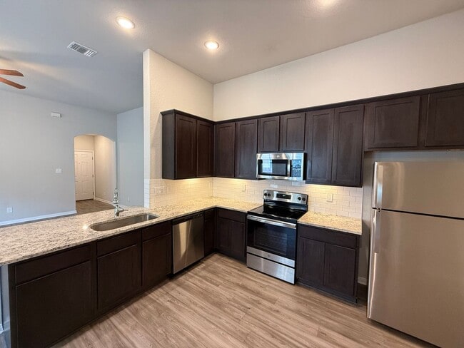 Building Photo - 3bd 2ba in Prime Location