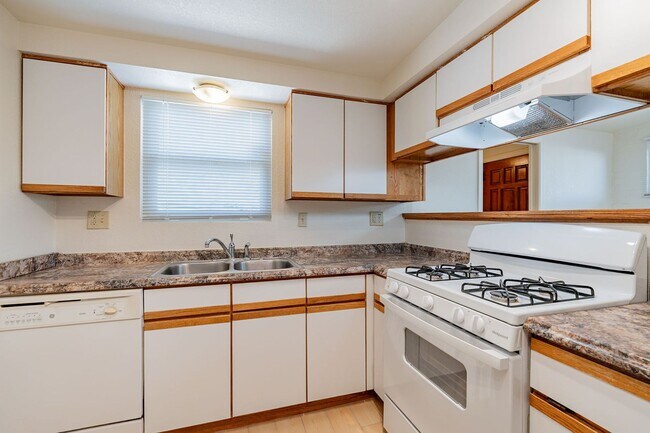 Building Photo - 3 bed/2bath home with large backyard.