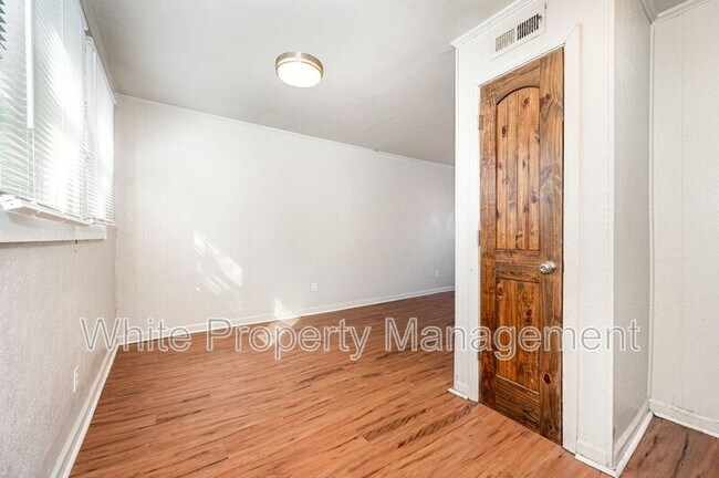 Building Photo - 2407 Julia Ave