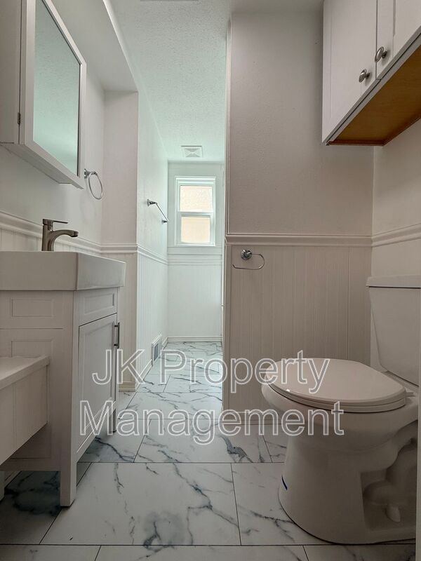 Building Photo - 913 5th Ave N
