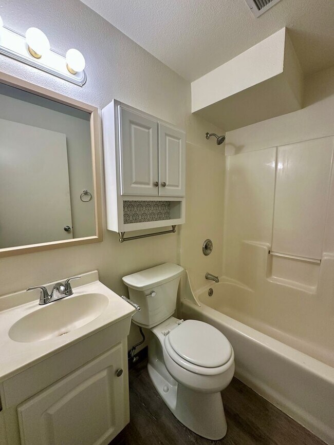 Building Photo - Large Updated Three Bedroom Duplex in Sout...