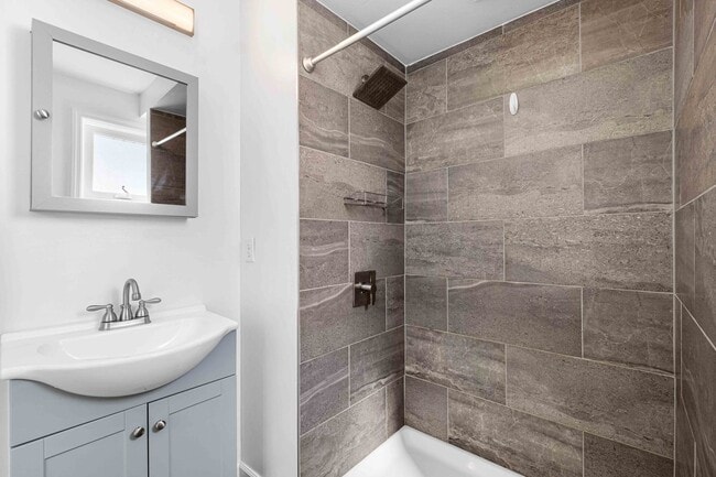 Building Photo - Totally Updated 3 bed, 3 bath, AMAZING loc...