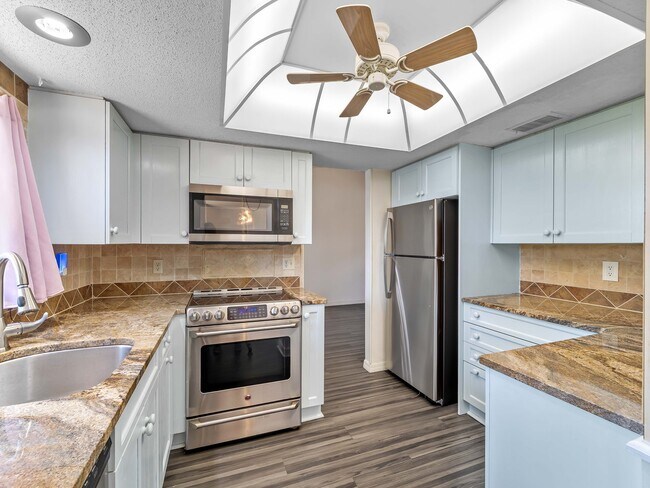 Building Photo - 8429 Cypress Lake Cir