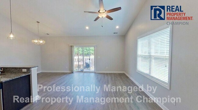 Building Photo - Beautiful 3 BD/2 BA End Unit Townhome in Leland