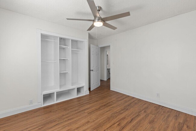 Building Photo - 801 E Mobile St