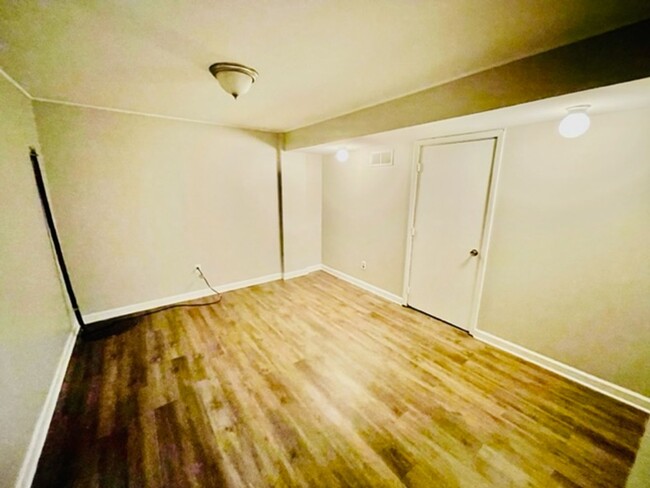 Building Photo - Spacious end of group THS with basement & ...