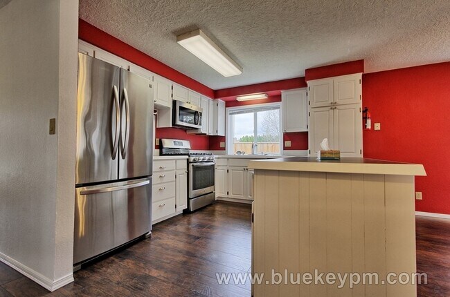 Building Photo - 3 Bed, 2 Bath home in Milwaukie