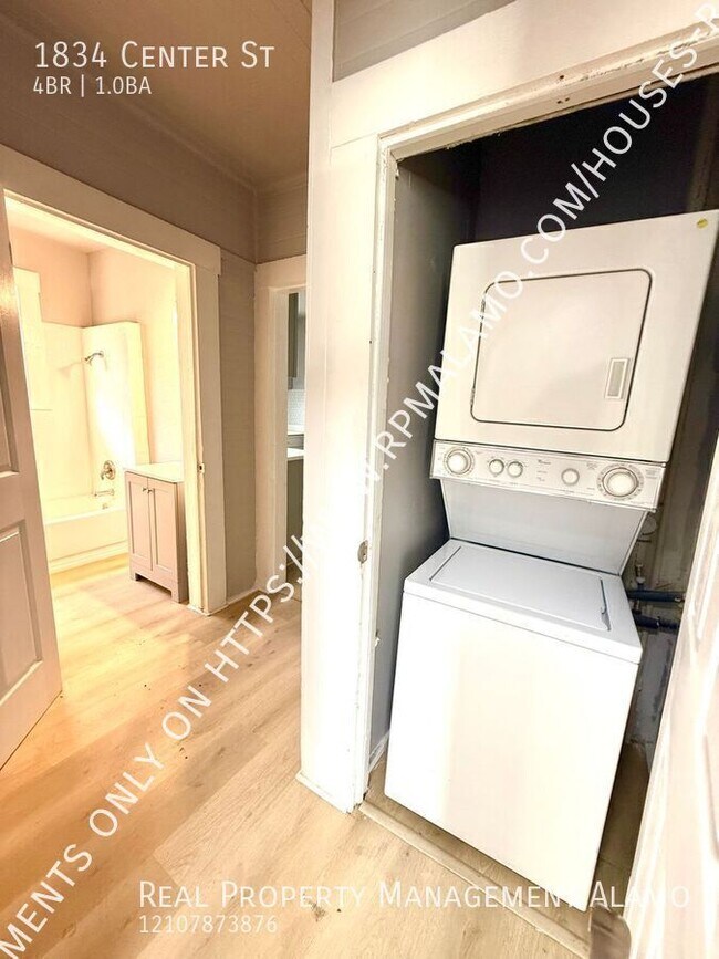 Building Photo - 1834 Center St