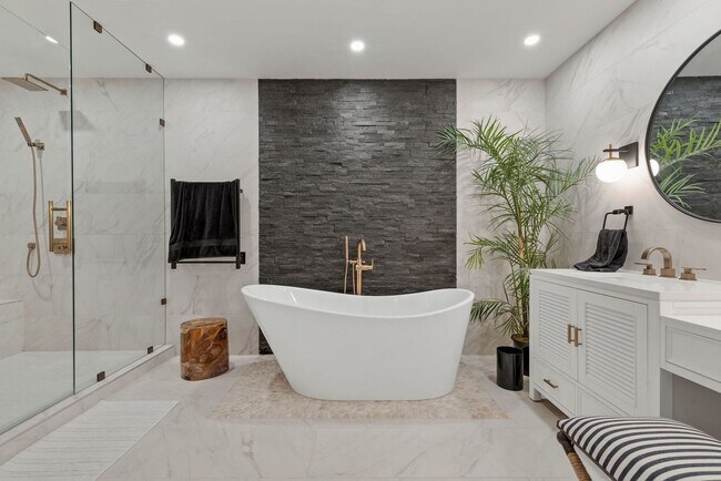 Building Photo - Ultimate Furnished Luxury Rental at the Be...