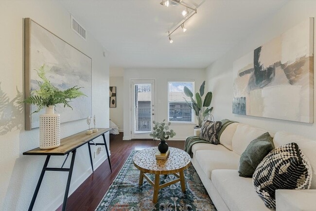 Building Photo - 2020 S Congress Ave