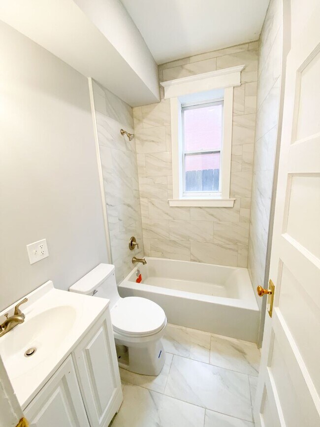 Building Photo - Gorgeous 1 bed/1 bath w/ bonus room! Hardwood floors! Quartz counter tops! Stainless appliances!