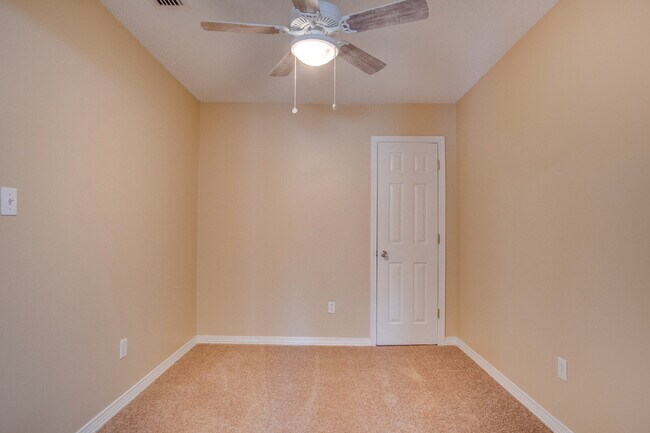 Building Photo - Santa Rosa 3/2.5 Townhome – Minutes from N...