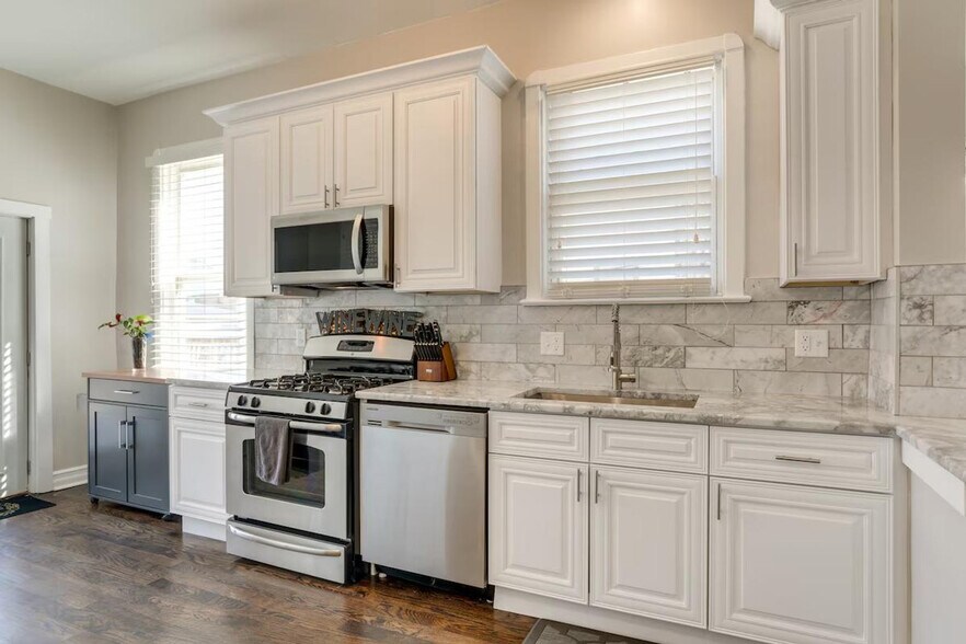 Building Photo - 113 S Mason Ave