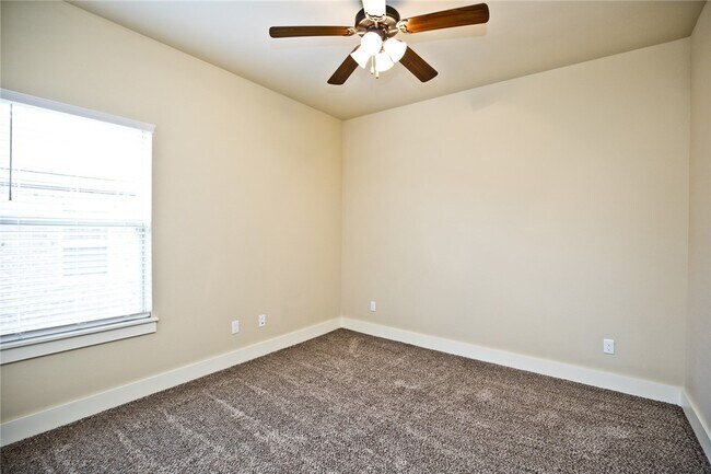 Building Photo - 108 Alder St
