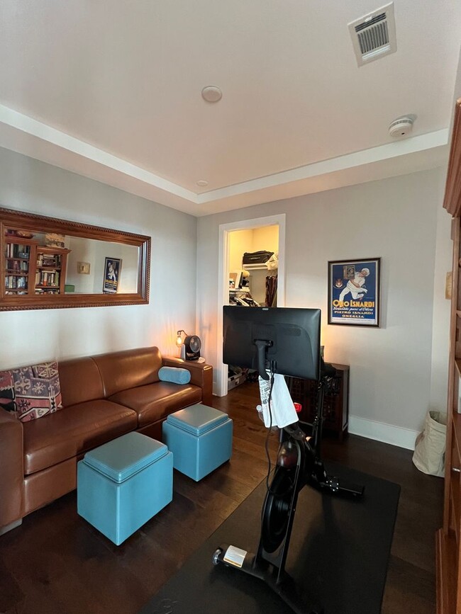 Building Photo - Spacious 2 bedroom 3 bath condo with offic...