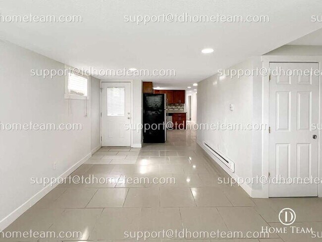 Building Photo - 5302 S Pine St