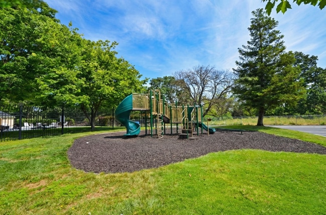 Building Photo - Pleasanton 2BD Townhouse w/ Granite Kitchen, Plank Floors, Community Amenities & Top Schools