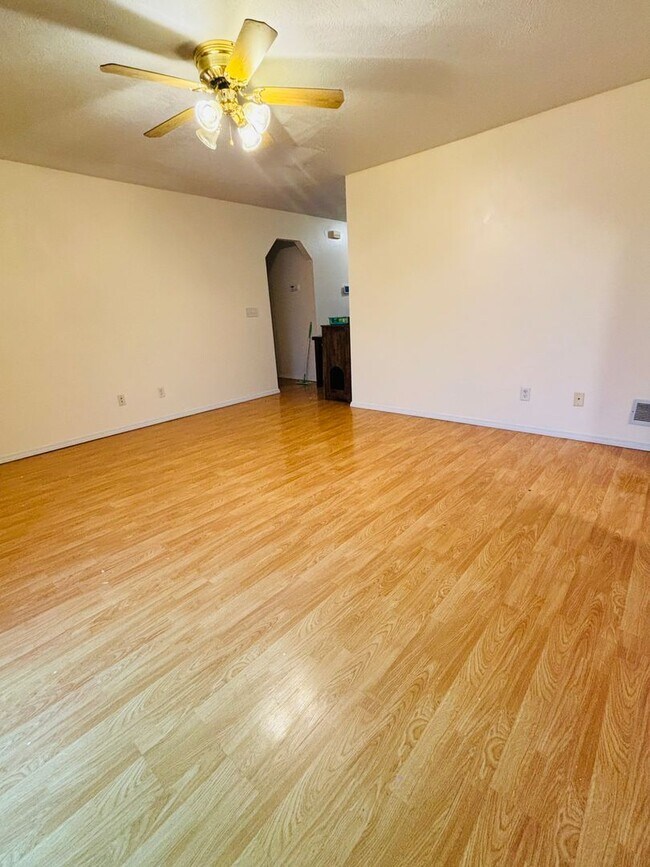 Building Photo - 4Bedroom,/2 Bath Home close to base