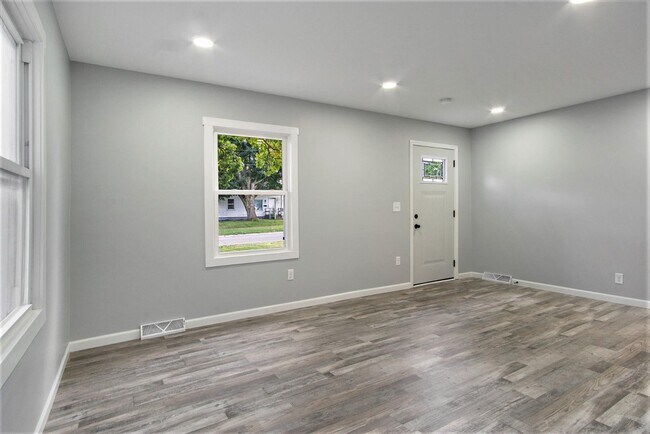 Building Photo - 2105 Elwood Ave