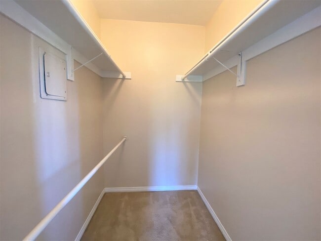 Building Photo - One bedroom condo in Bay Terraces!!!