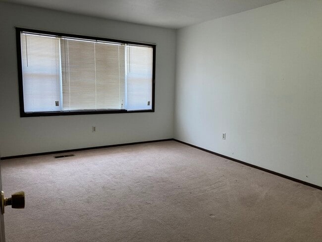 Building Photo - Marylou Unit 10 - 2 Bedroom, 1.5 Bath Town...