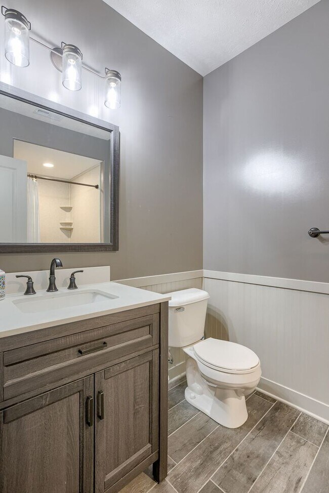 Building Photo - Must See West Omaha 5 Bedroom!!