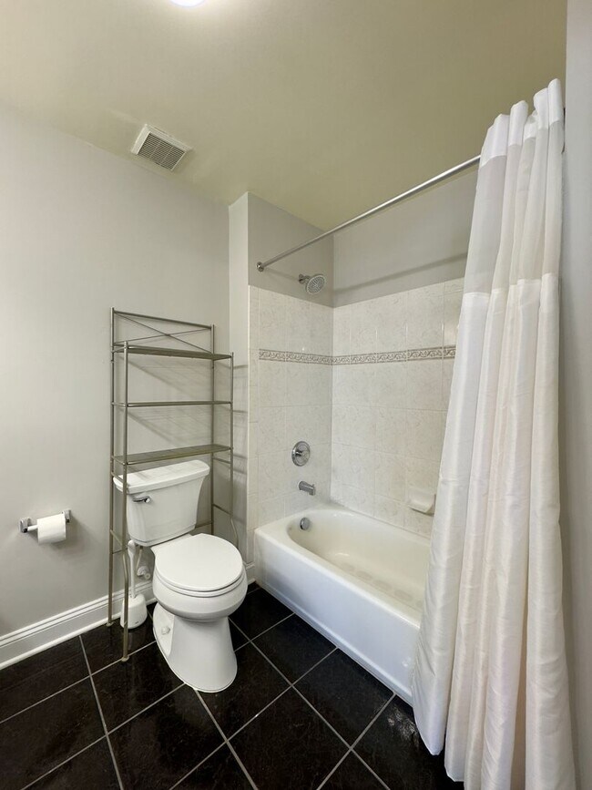 Building Photo - Charming 4 Bedroom/3.5 Bathroom Townhome with In-Unit Laundry in Pigtown, Baltimore, MD!