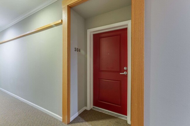 Building Photo - Stunning Top-Floor Condo with Open Layout,...