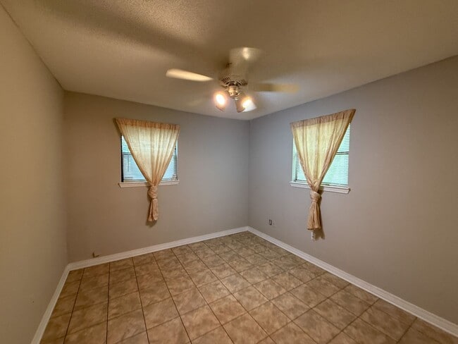 Building Photo - 3 bedroom 1.5 bath home with bonus room av...