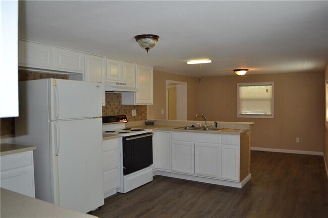 Building Photo - 44 Skyline Dr