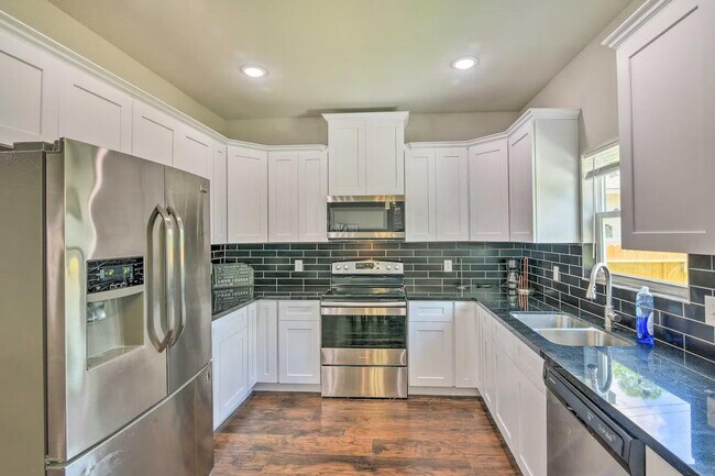 Building Photo - 3510 Oleander Ave