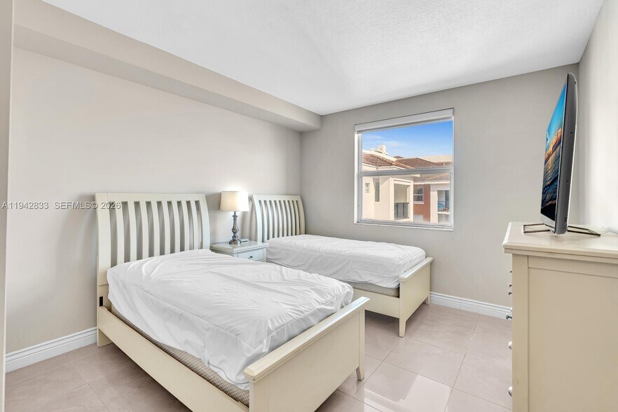 Building Photo - 17150 N Bay Rd