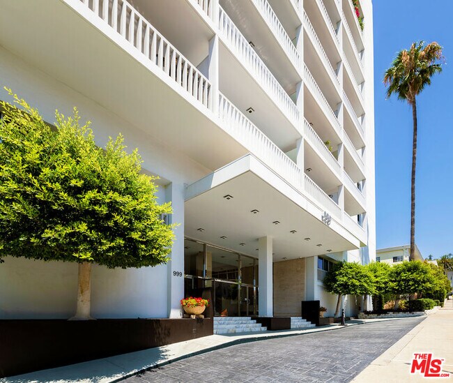 Building Photo - 999 N Doheny Dr