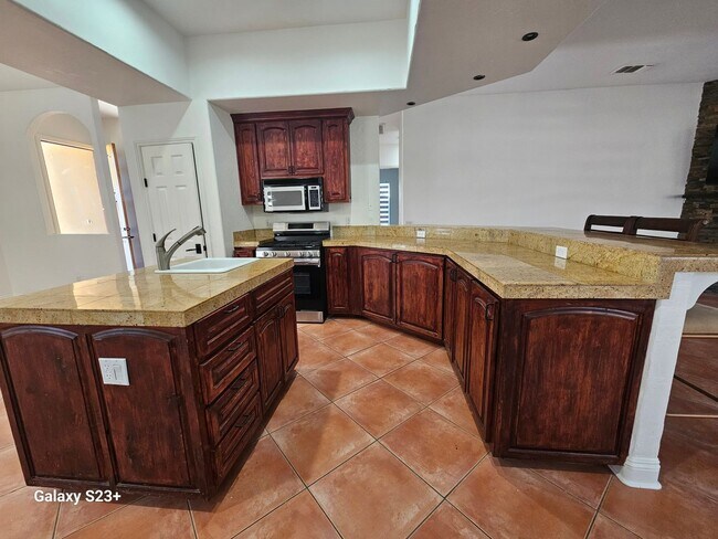 Building Photo - LARGE 3BED/2 BATH IN A COUNTRY CLUB SETTTING
