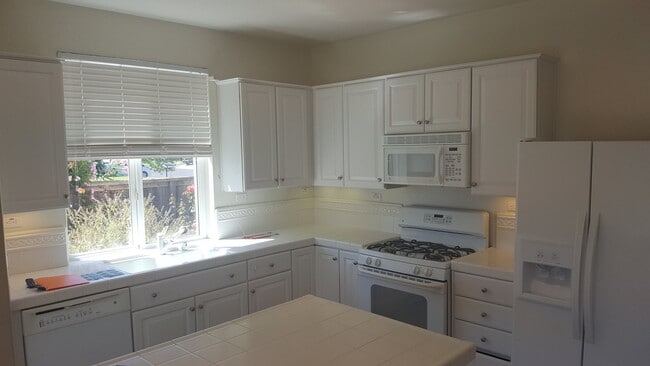 Building Photo - 4 Bedroom Home