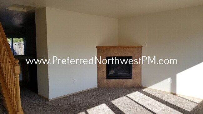 Building Photo - 685 Pine Ct