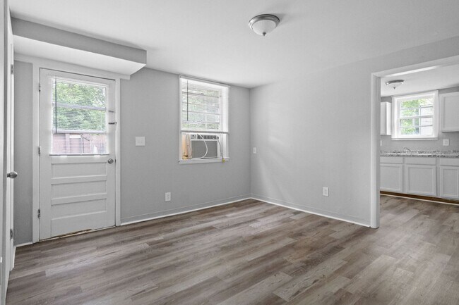 Building Photo - 427 Circle Dr