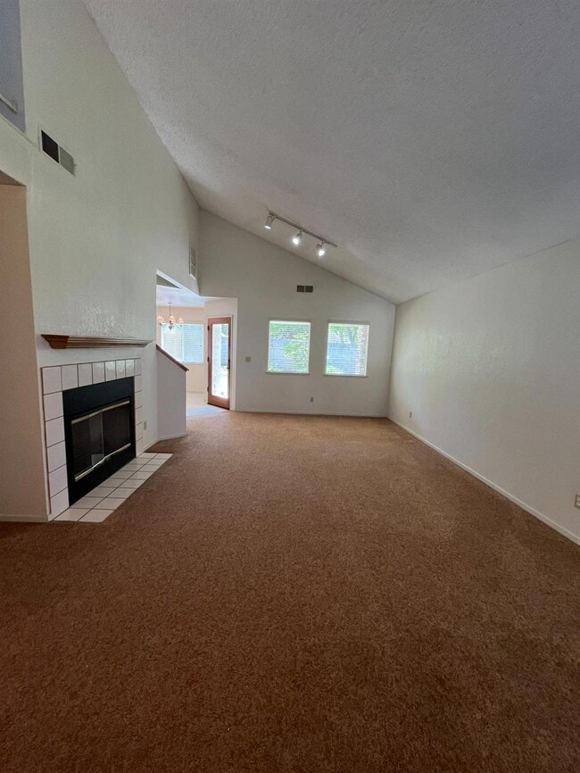 Building Photo - 763 E Robin Ln