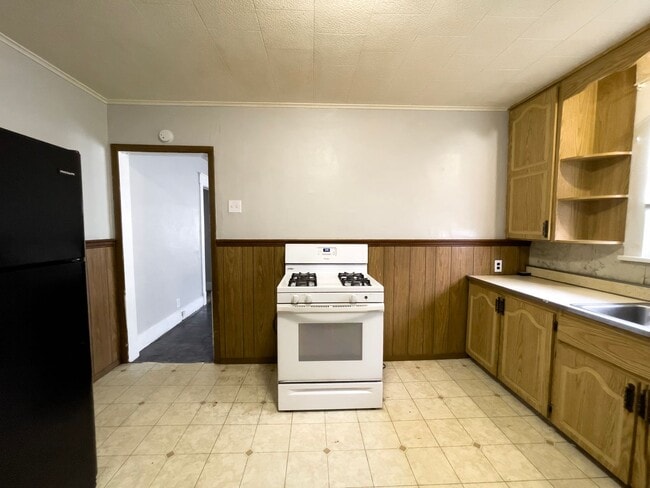 Building Photo - 2 Bedroom Home, Fenced in Backyard + Garage! Available Now!