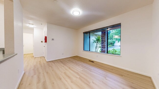 Building Photo - Bright and Beautiful 4 bedroom 2.5 Bath with large enclosed back yard and close proximity to Mari...