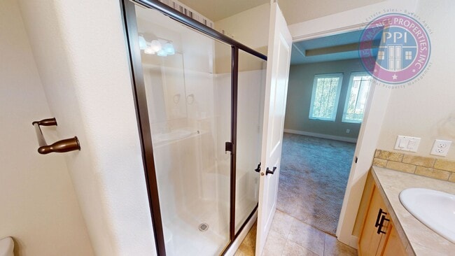 Building Photo - Desirable Bethany Location, Spacious & Sty...